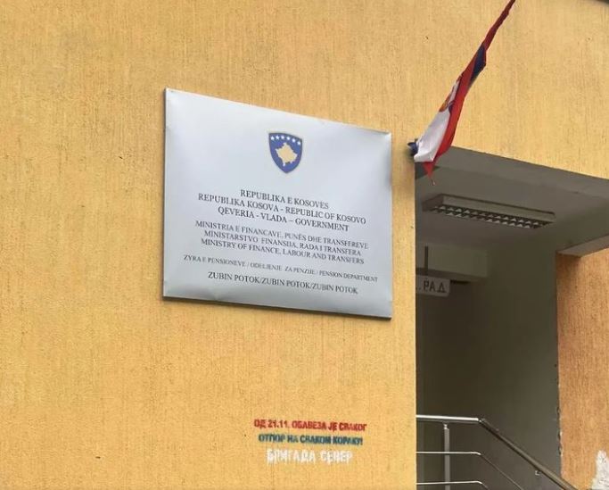 KURTI NE PRESTAJE SA PROVOKACIJAMA: Na zgradi Centra za socijalni rad u Zubinom Potoku tabla prištinskih institucija