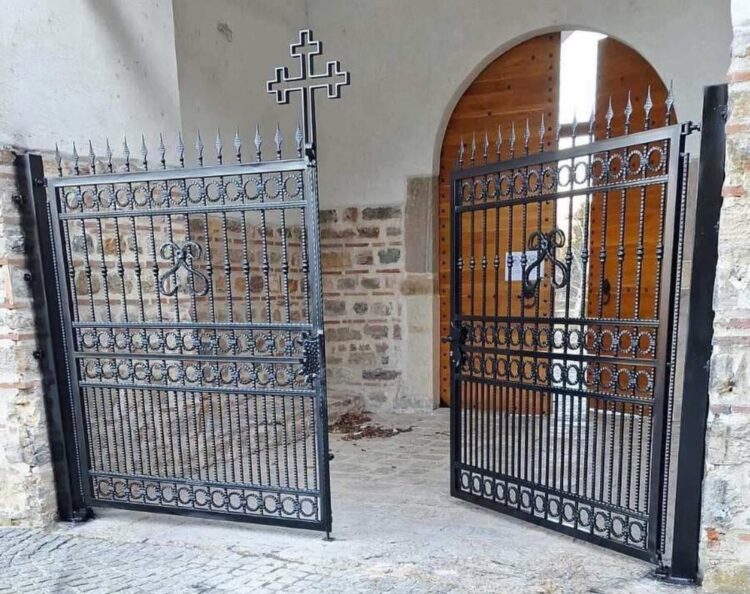 NAKON RUŠENJA KOSOVSKE POLICIJE: Postavljena nova kapija na ulazu u manastir Banjska