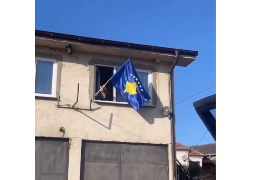 SAMO BODU U OČI: Kosovska zastava postavljena i na zgradi vatrogasne stanice u Leposaviću