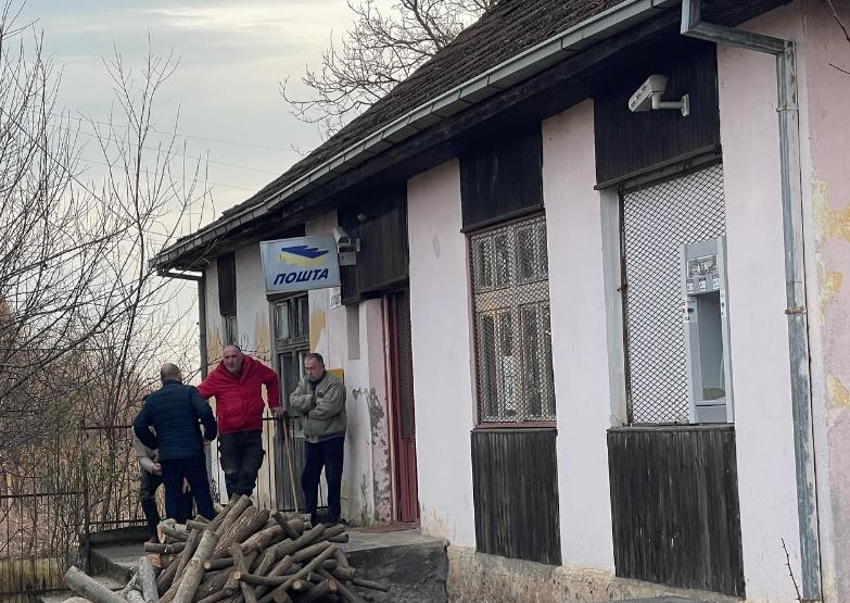 MALTRETIRANJE SE NASTAVLJA: Kosovska policija ponovo upala u poštu, u toku pretres