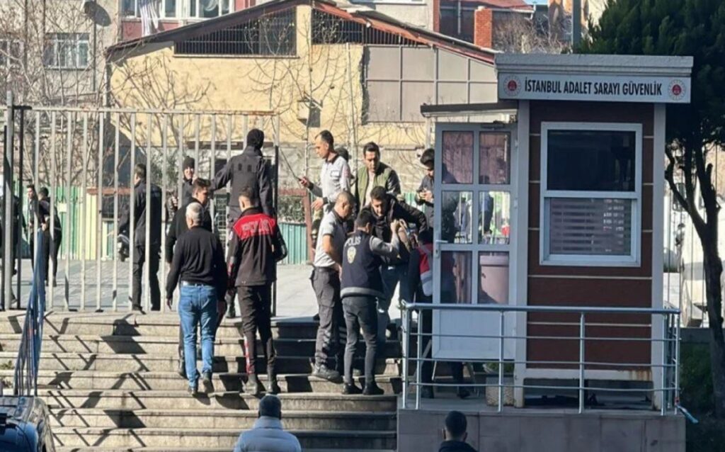 NOVI TERORISTIČKI NAPAD U ISTAMBULU: Čuju se rafali, ljudi padaju na zemlju(video)