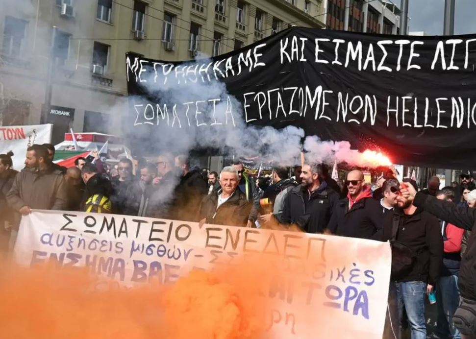 VELIKI NEREDI U GRČKOJ: Na ulicama 30.000 ljudi, policija bacila suzavac (FOTO)