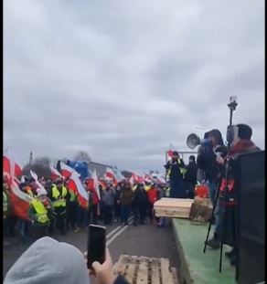 TENZIJE SVE VEĆE: Poljski farmeri blokirali granične prelaze s Ukrajinom (VIDEO)