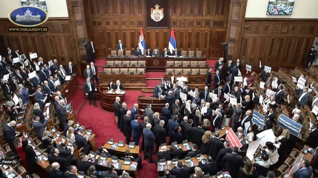 KONSTITUISANA SKUPŠTINA: Poslanici vlasti položili zakletvu u sali, opozicija u holu! EKIPE HAPPY TV na licu mesta FOTO/VIDEO