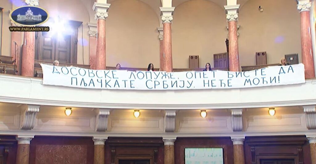 „NEĆE MOĆI“! Transparent u Skupštini izazvao ovacije poslanika: Dosovske lopuže, opet biste da pljačkate Srbiju FOTO