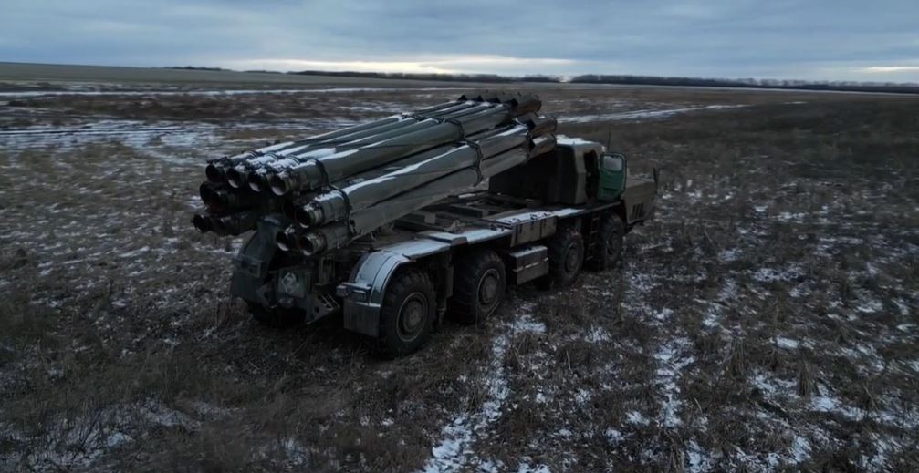 TORNADO S NE PROMAŠUJE POD OKRILJEM NOĆI: Pogledajte trenutak kada ruske trupe ispaljuju rakete na položaje ukrajinske vojske koristeći višecevne raketne bacače