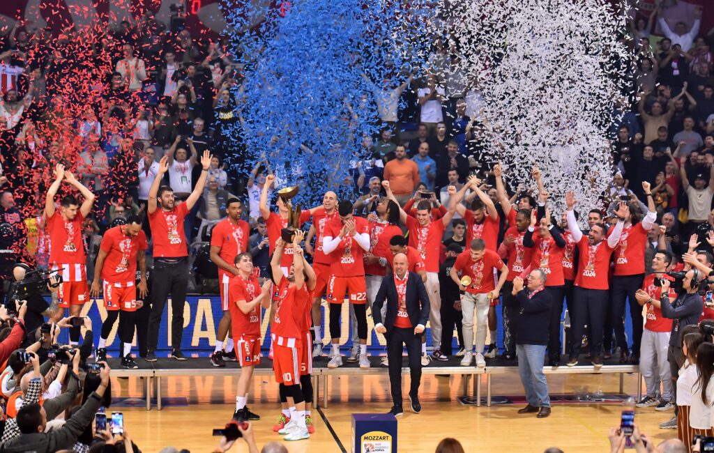 TOPIĆ I JAGO POVELI NAVIJANJE: Slavlje košarkaša Zvezde posle trofeja Kupa(VIDEO)