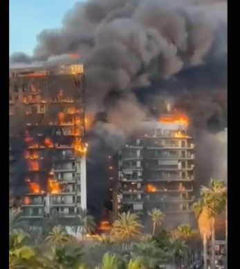VELIKA TRAGEDIJA U VALENSIJI: Požar progutao DVE ZGRADE, više od 20 MRTVIH, jezivi snimci sa lica mesta (VIDEO)