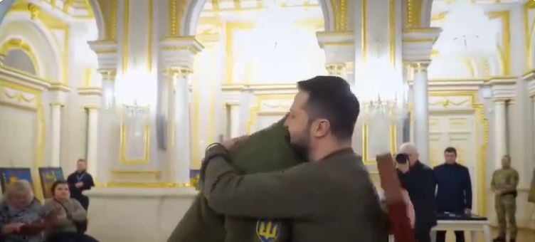 ŠOKANTAN OBRT U UKRAJINI: ZELENSKI odlikovao ZALUŽNOG za heroja nacije! VIDEO