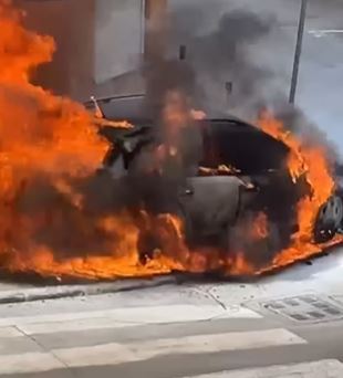 GORI AUTOMOBIL NA ZVEZDARI: Zapalio se automobil