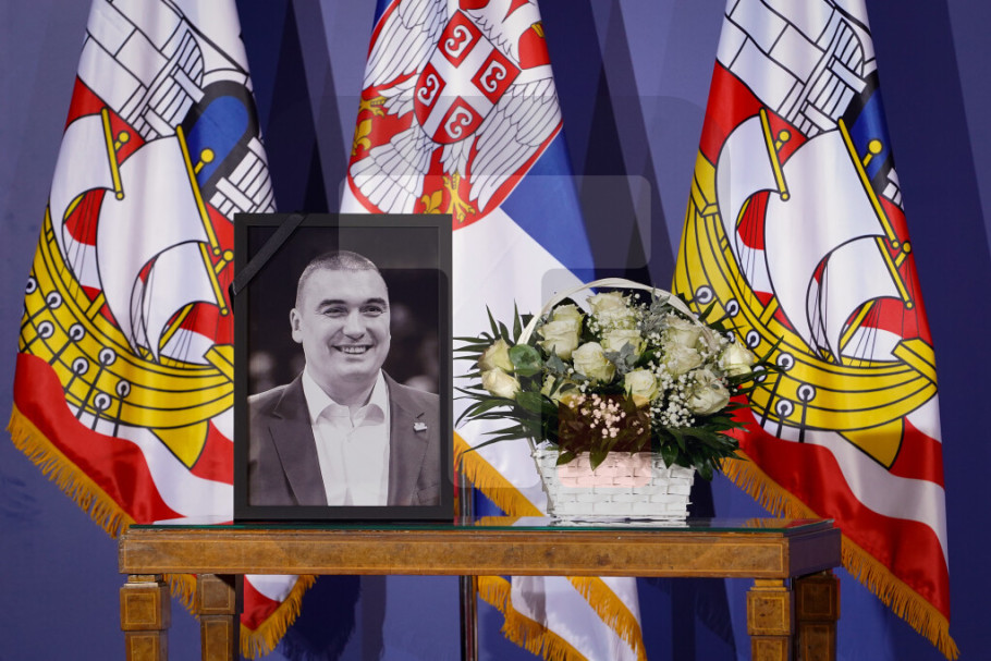 JECAJI SE PRELAMAJU SKUPŠTINOM: Porodica nije mogla da zadrži suze na komemoraciji tragično preminulog Dejana Milojevića