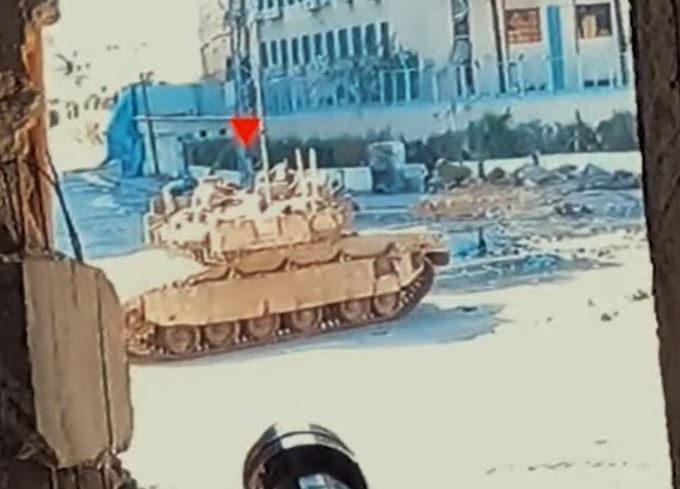 HAMAS UNIŠTAVA TENKOVE IDF: Objavljen snimak borbi u Kan Junisu (VIDEO)