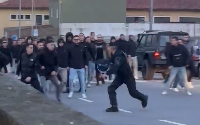 HAOTIČNE SCENE PRE UTAKMICE: Huligani u sukobu sa policijom, ima teže POVREĐENIH (VIDEO)