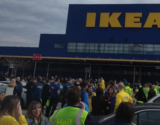 EVAKUISANA IKEA U BEOGRADU: Svi zaposleni izašli, stoje na parkingu (FOTO)