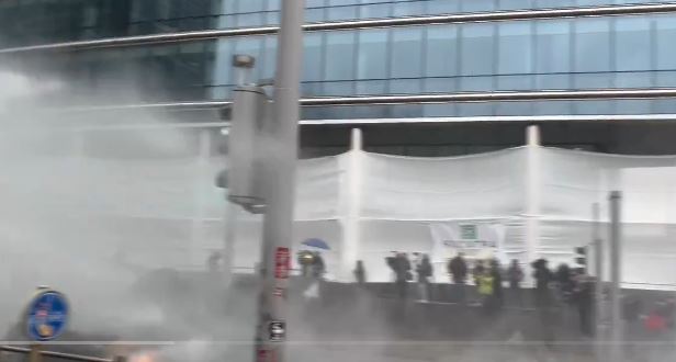 FARMERI RAZBILI POLICIJSKE PUNKTOVE! Haos u Briselu – gore barikade, lete dimne bombe (VIDEO)