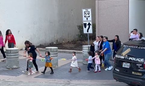 SNIMAK PUCNJAVE U HJUSTONU: Deca u koloni beže po dvoje, novi detalji napada u crkvi Lejkvud (FOTO/VIDEO)