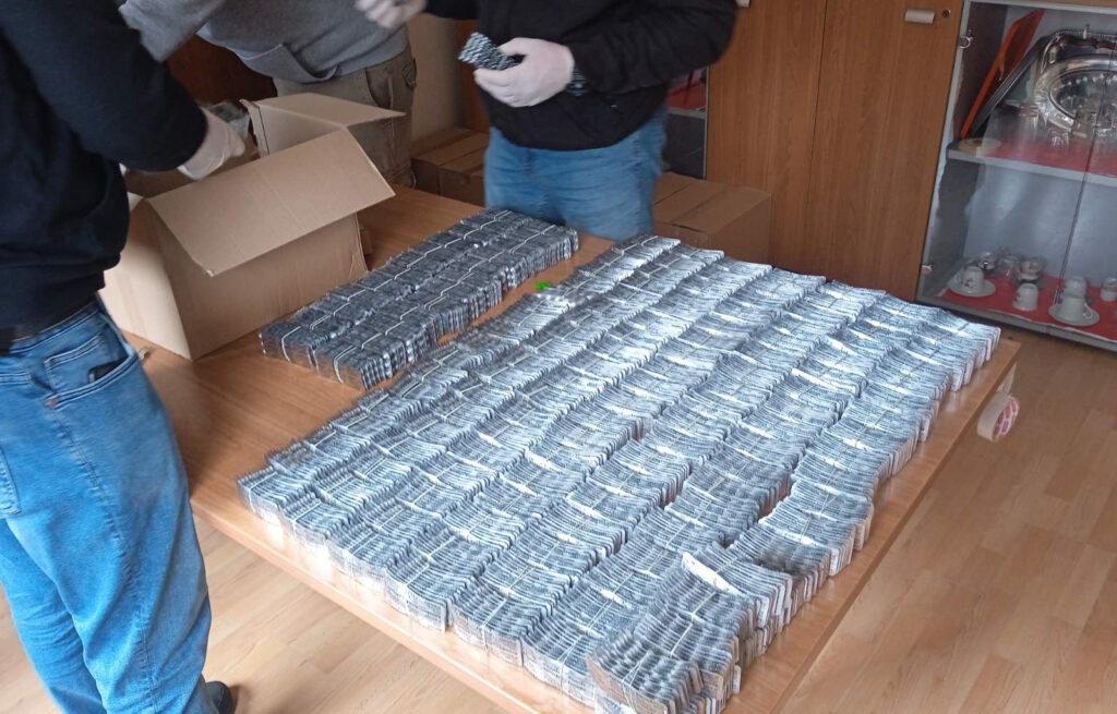 Zaplenjeno 200.000 ilegalnih tableta za smirenje sakrivenih u autobusu iz Srbije