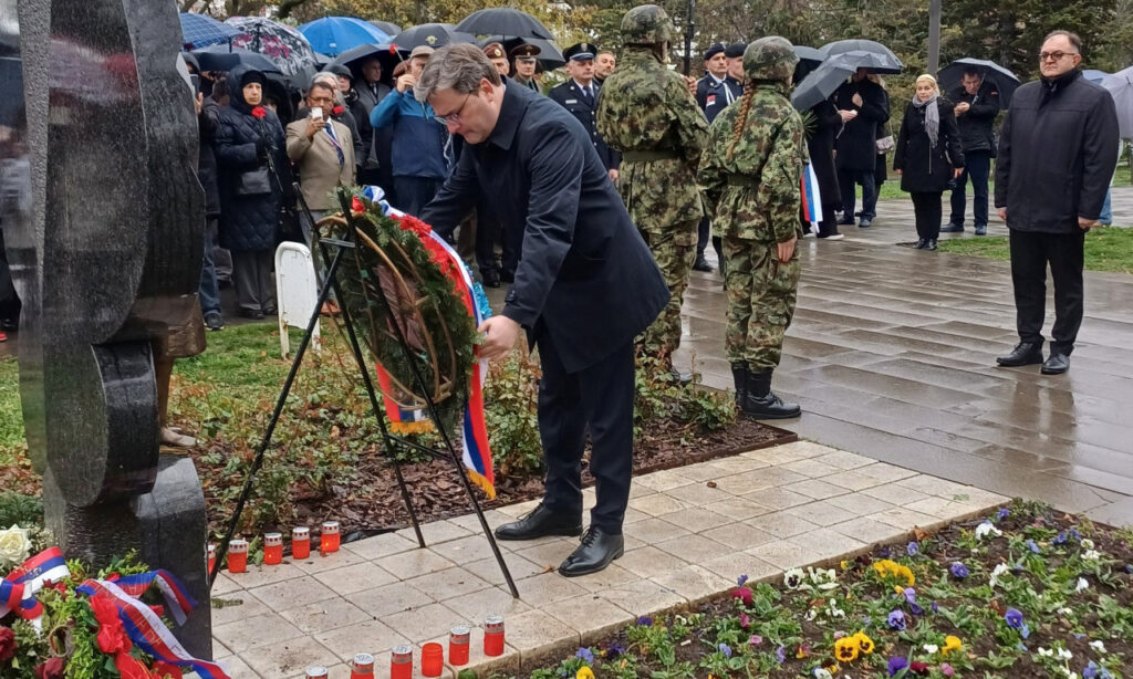 DA SE NE ZABORAVI: Selaković položio venac kod Spomenika deci stradaloj u NATO agresiji