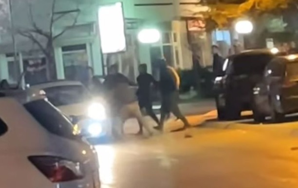 MASOVNA TUČA DELIJA I VARVARA U BARU: Jezivi prizori, stravično nasilje u centru grada, evo ko je izvukao DEBLJI KRAJ (VIDEO)