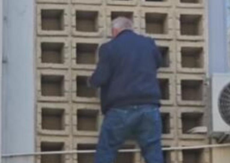 DEKA SPAJDERMEN ODUŠEVIO REGION: Pogledajte penzionera kako se spušta niz zgradu sa 5. sprata (VIDEO)