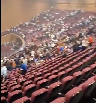 PRVI SNIMCI TERORISTIČKOG NAPADA U MOSKVI: Pucnjava u koncertnoj dvorani, preko 10 MRTVIH (VIDEO)