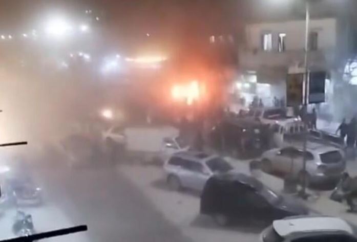 MASAKR NA PIJACI, EKSPLODIRAO AUTO BOMBA: Jezivi snimci iz sirijskog grada kojim upravljaju protivnici Asada (VIDEO)