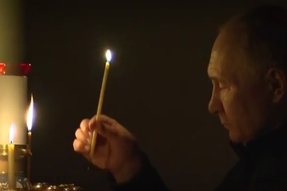 OČI PUNE SUZA, PUTIN UPALIO SVEĆU ZA POKOJ DUŠA POGINULIH: Tuga na licu predsednika Rusije, bol za žrtvama NEIZMERAN (VIDEO)