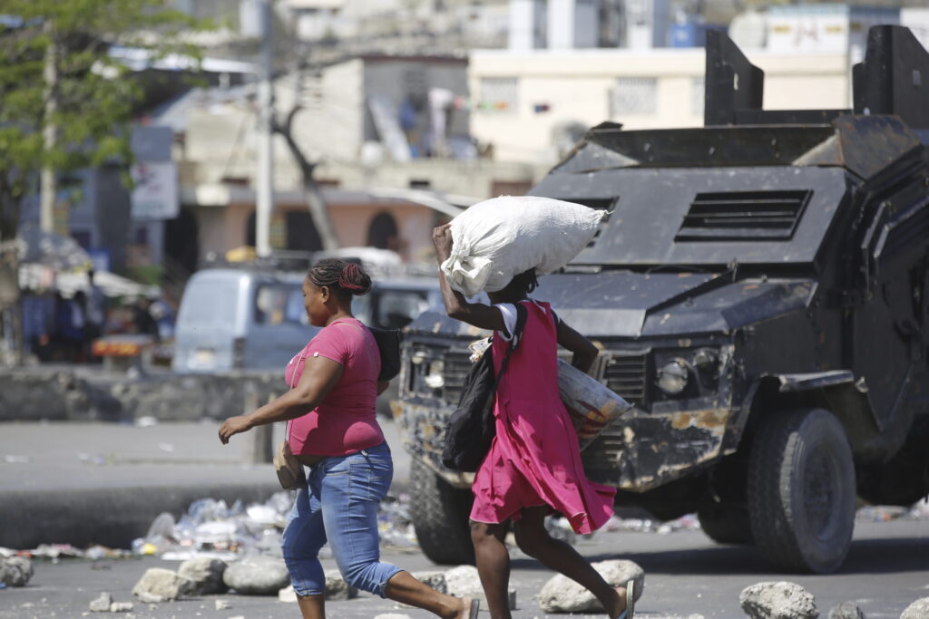 GORI HAITI, BANDE DIGLE REVOLUCIJU: Na udaru predsednička palata i vladine zgrade, TOTALNI HAOS!