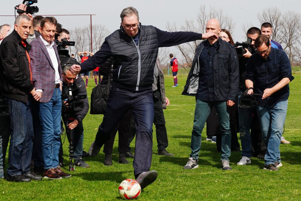 PREDSEDNIK OSTAO BEZ KOKICA: Nakon državničkih dužnosti predsednik Vučić uživao u fudbalu sa Miloradom Dodikom (FOTO)