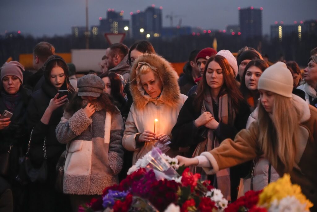 TUŽAN PRIZOR ISPRED KONCERTNE DVORANE U MOSKVI: Građani u tišini pale sveće i ostavljaju sveće (VIDEO)