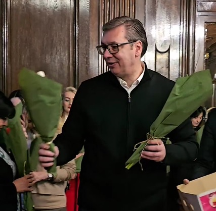 „HVALA VAM ZA LJUBAV, HVALA NA SVEMU“: Predsednik Vučić podelio cveće damama zaposlenim u Predsedništvu (VIDEO)