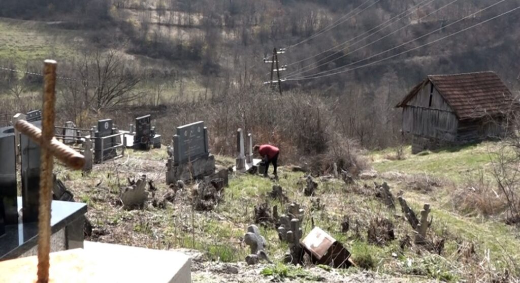 ZADUŠNICE NA KOSOVU: Oštećeni spomenici i deponija uz kapiju groblja