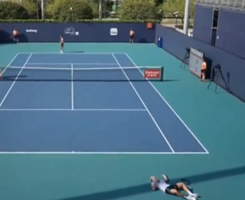 SAMO SE ODJEDNOM SRUŠIO: Francuz KOLABIRAO zbog paklene vrućine u Majamiju, užasna scena na teniskom terenu (VIDEO)
