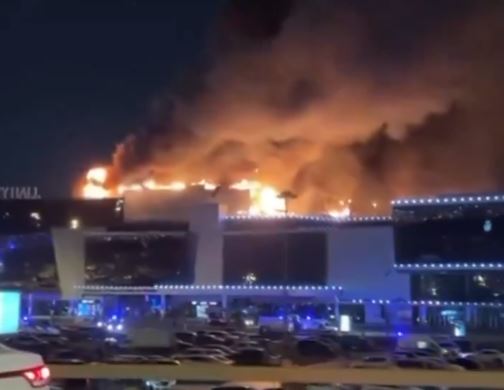 UZNEMIRUJUĆI SNIMAK: Ovako je izgledao napad terorista u Moskvi, DESETINE povređenih,stotine izvučenih iz vatre