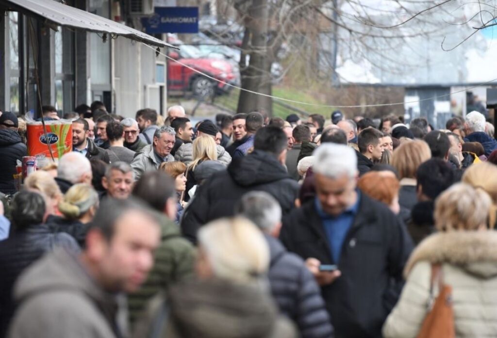 NEMAMO NI ZA HRANU, NI ZA LEKOVE: Penzioneri u Severnoj Mitrovici ne mogu da podignu penzije