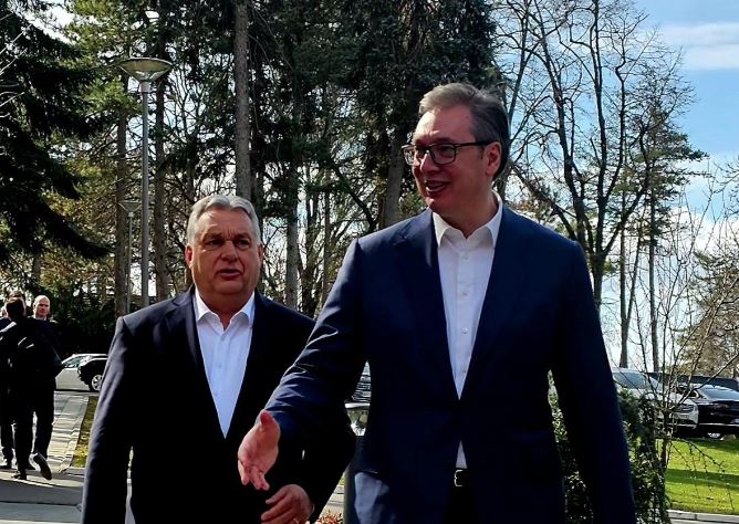 TEŠKA VREMENA SU LAKŠA KADA IH PODELITE SA PRIJATELJIMA: Srdačan susret Vučića i Orbana (FOTO)
