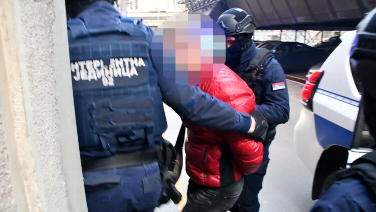MUNJEVITA AKCIJA POLICIJE: Uhapšeni otmičari! U Novom Pazaru na silu ugurali devojku u automobil