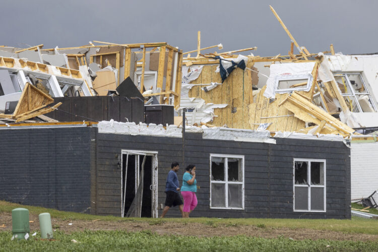 DRAMATIČNO U AMERICI: Tornado oštetio stotine kuća, ima povređenih FOTO/video