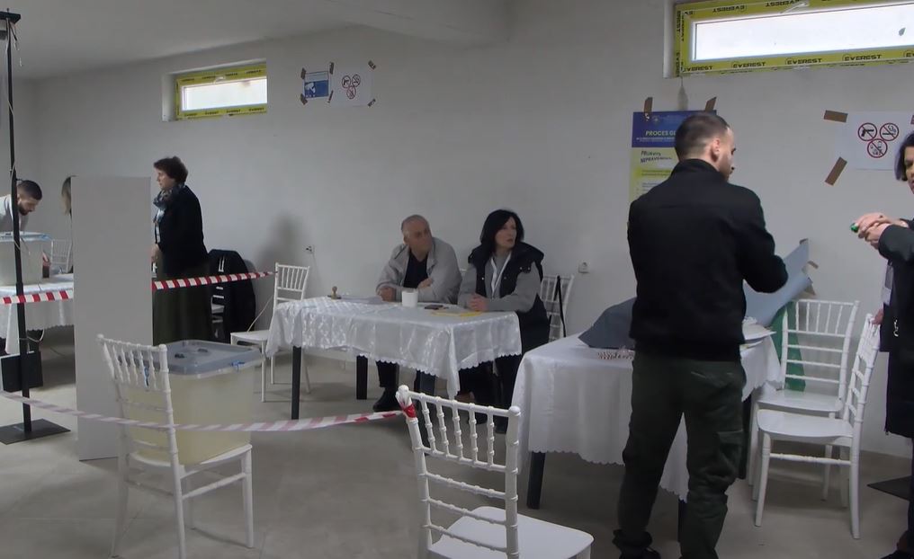 ZATVORENA BIRAČKA MESTA NA SEVERU KIM: Na referendumu glasale 253 osobe od 46.556 građana sa pravom glasa