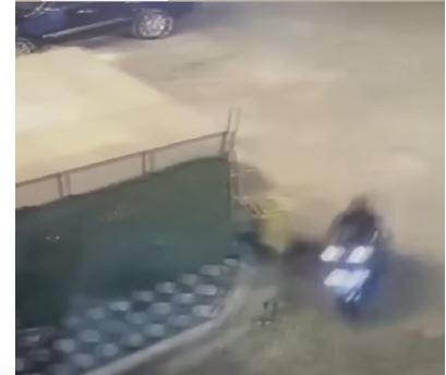 SNIMLJEN TRENUTAK UBISTVA INFLUENSERKE: Napadač sišao sa motocikla i pucao u ženu ispred njene kuće (UZNEMIRUJUĆ SNIMAK)