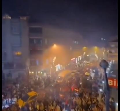„JUTRO JE, JUTRO JE“ Turci uz Nadu Topčagić slave PORAZ ERDOGANA! Usred Istanbula se vijori JUGOSLEVANSKA ZASTAVA (VIDEO)