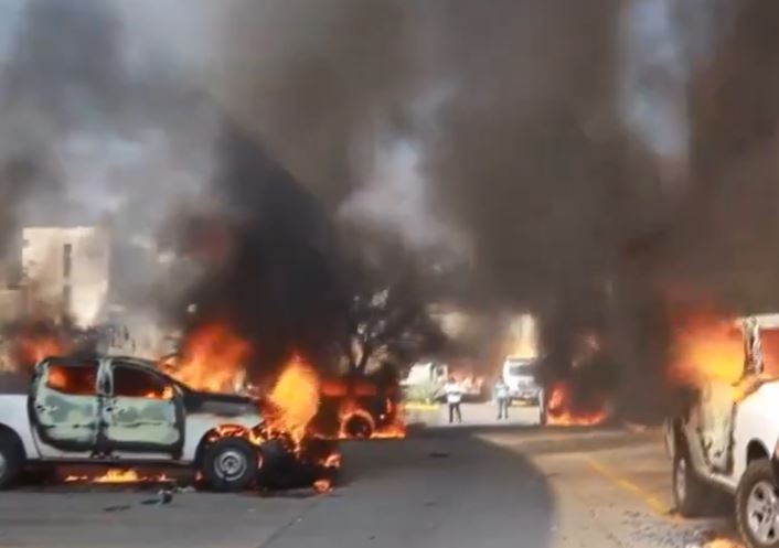 U MESKIKU GORI ZGRADA VLADE: Prvi snimci velikih nereda, najmanje deset automobila u plamenu (VIDEO)