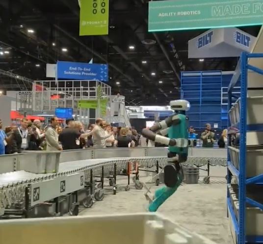 JEZIVO: ROBOT „IZDAHNUO“ tokom demonstracije izdržljivosti (VIDEO)