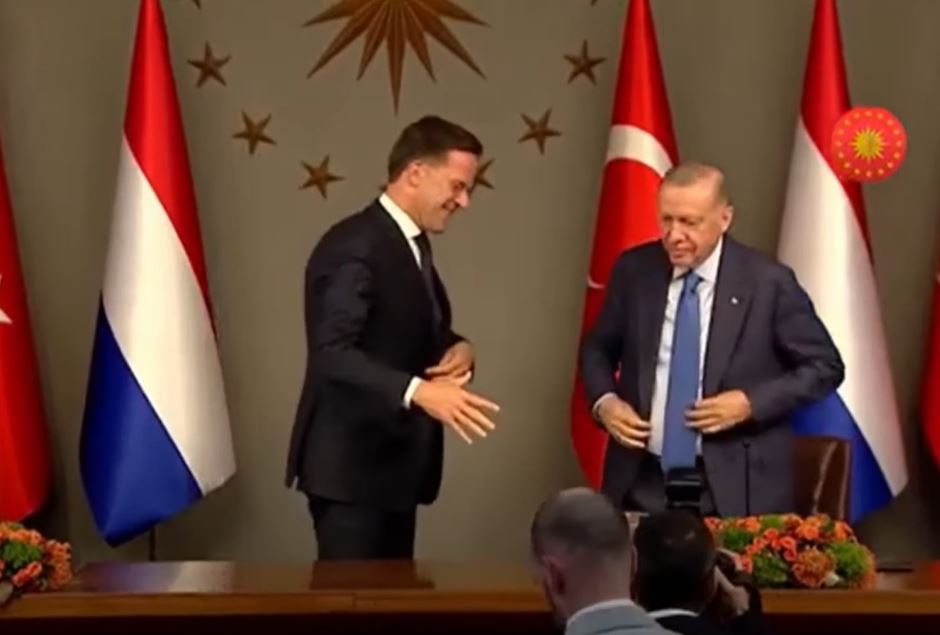 AUU, TRANSFER BLAMA KOJI OBUZIMA TELO: HOLANDSKI PREMIJER pokušao da se RUKUJE sa ERDOGANOM, ali turski lider imao drugi plan (VIDEO)