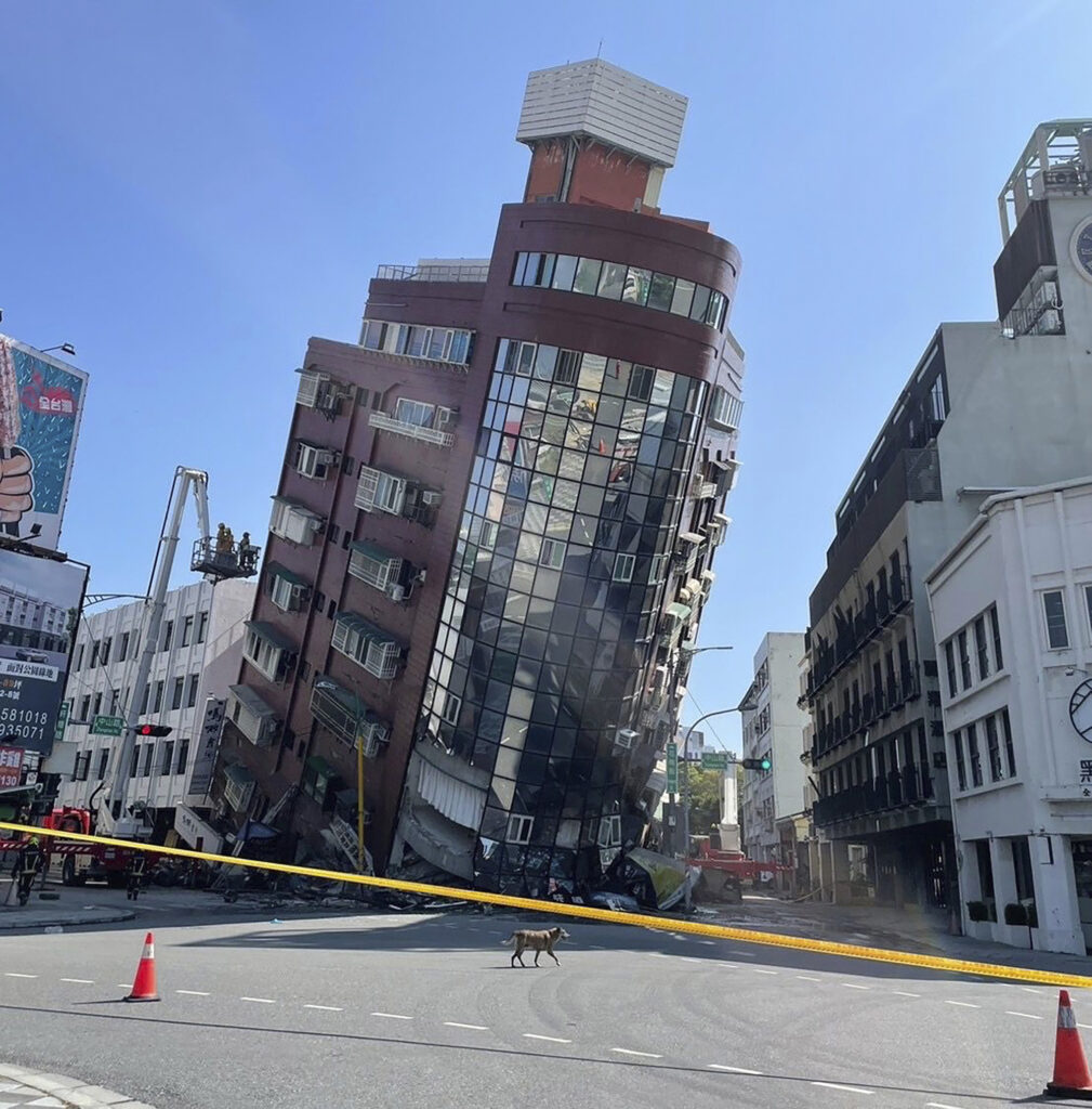 STRAŠNE SLIKE SA TAJVANA: Srušilo se najmanje 26 zgrada, više od polovine u Hualijenu. Pod ruševinama je dvadesetak ljudi i akcije spasavanja još traju.