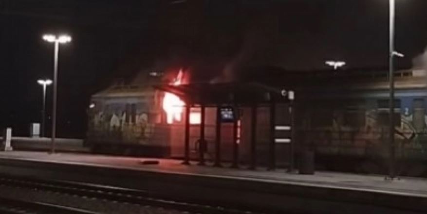 UŽAS:  Vandali zapalili BG voz u Batajnici! (VIDEO)