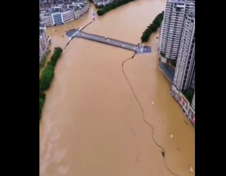 STOGODIŠNJE POPLAVE U KINI: Kina na udaru zastrašujućih poplava, mutna voda nosi sve pred sobom, 127 miliona ljudi je u pripravnosti