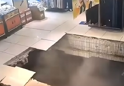 UŽAS ŠTA SE DESILO: Žena ušetala u prodavnicu, a onda se pod urušio i PROGUTAO JE (VIDEO)