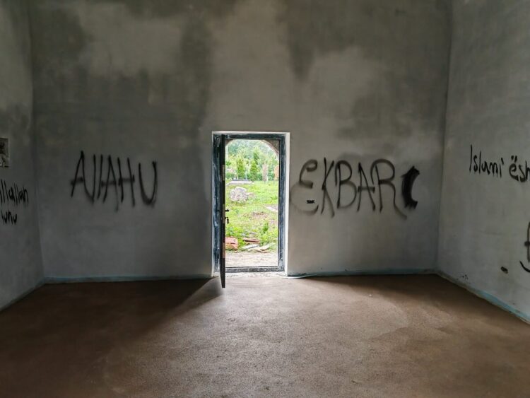 ALBANSKE GADOSTI NE PRESTAJU: Crkva Svete Trojice kod Peći ispisana grafitima verske mržnje