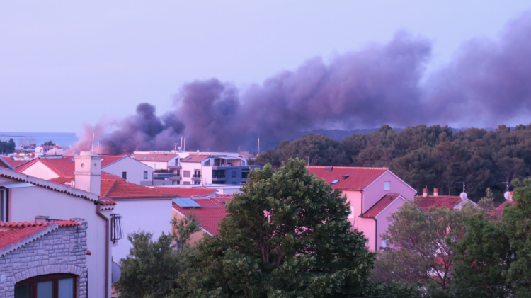 PRVI SNIMAK POŽARA NA VOŽDOVCU: Gust crni dim kulja visoko nad naseljem